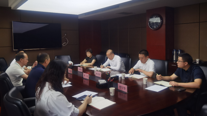 8月4日上午，甘肅藥業(yè)投資集團(tuán)有限公司黨委書(shū)記、董事長(zhǎng)周榮及副總經(jīng)理張世俊等一行4人前往甘肅省科技廳，拜會(huì)省科技廳黨組書(shū)記、廳長(zhǎng)張世榮。雙方圍繞整合中醫(yī)藥優(yōu)勢(shì)資源、強(qiáng)化創(chuàng)新聯(lián)合體建設(shè)、培育高層次創(chuàng)新創(chuàng)