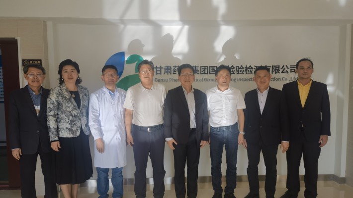 2023年8月21日下午，泰國(guó)衛(wèi)生部傳統(tǒng)和替代醫(yī)學(xué)司司長(zhǎng)王通財(cái)，泰國(guó)駐西安總領(lǐng)事館總領(lǐng)事韓美玲，泰國(guó)衛(wèi)生部傳統(tǒng)和替代醫(yī)學(xué)司副司長(zhǎng)特萬(wàn)，泰國(guó)傳統(tǒng)和替代醫(yī)學(xué)部顧問(wèn)文夢(mèng)賢，瓦納拉特納泰國(guó)傳統(tǒng)和替代醫(yī)學(xué)系替代